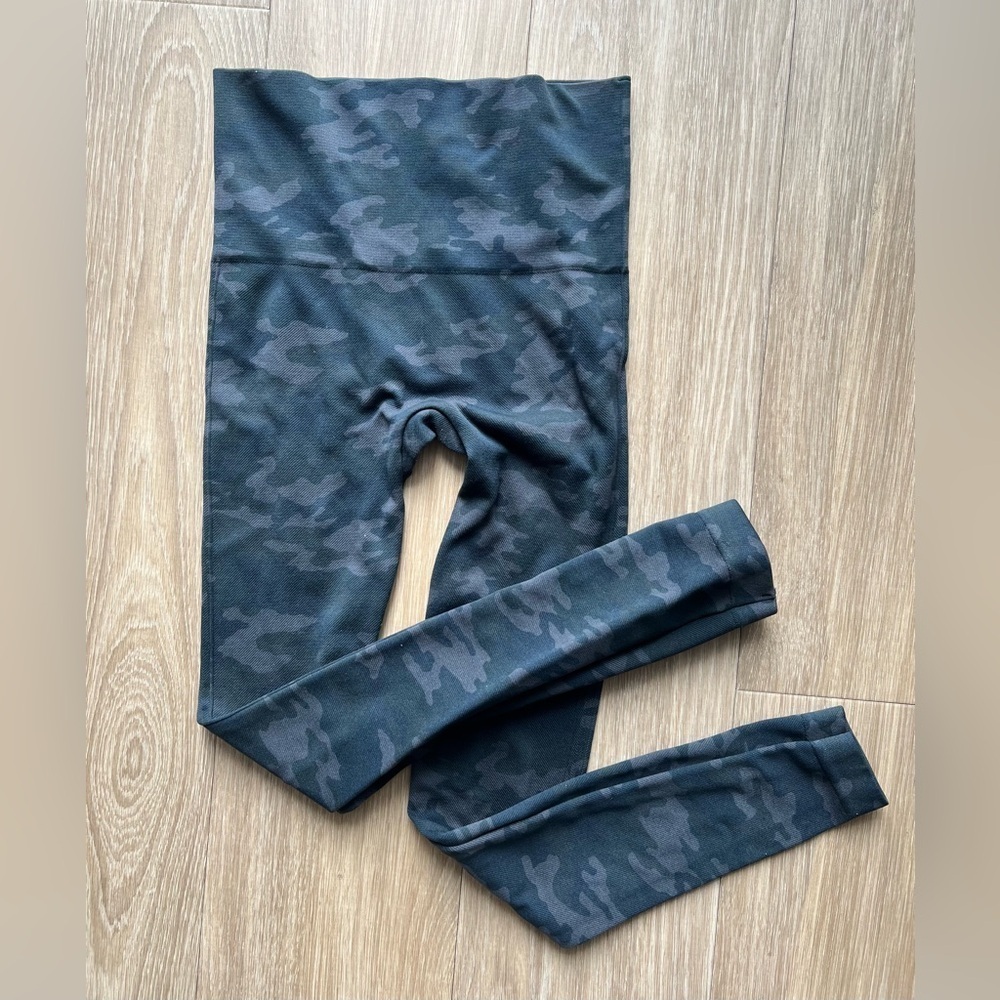 Spanx Look at Me Now Seamless Leggings Black Camo SizeSmall